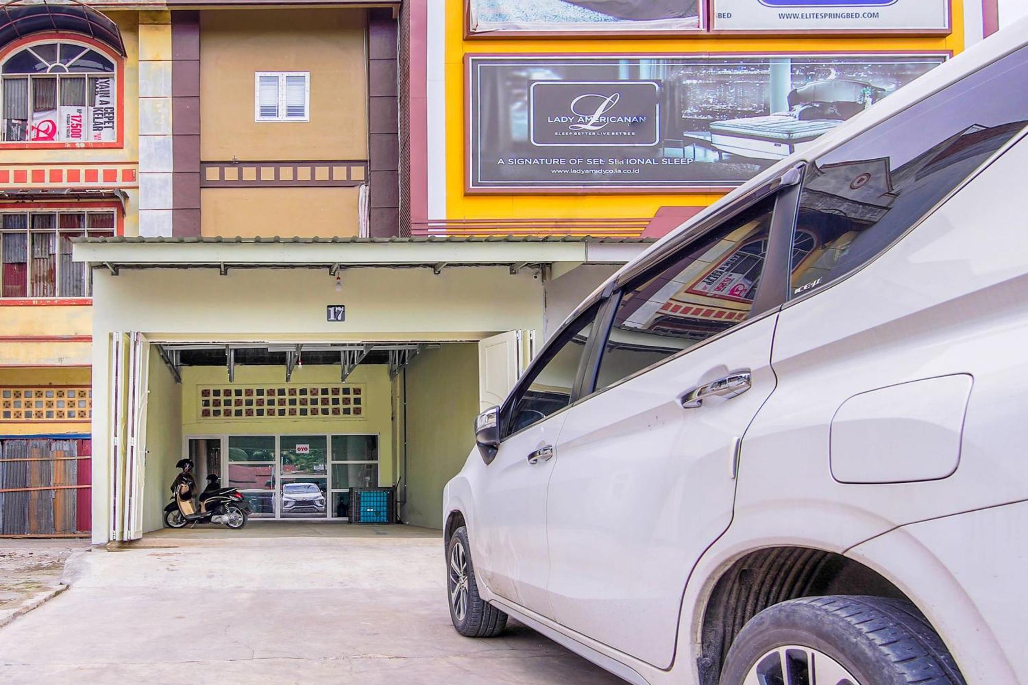 Oyo 3493 Nami House Hotel Medan Buitenkant foto